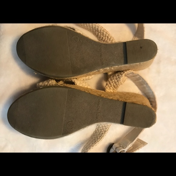 Old Navy Wedges Criss Cross Buckles Size 9 - Picture 5 of 5